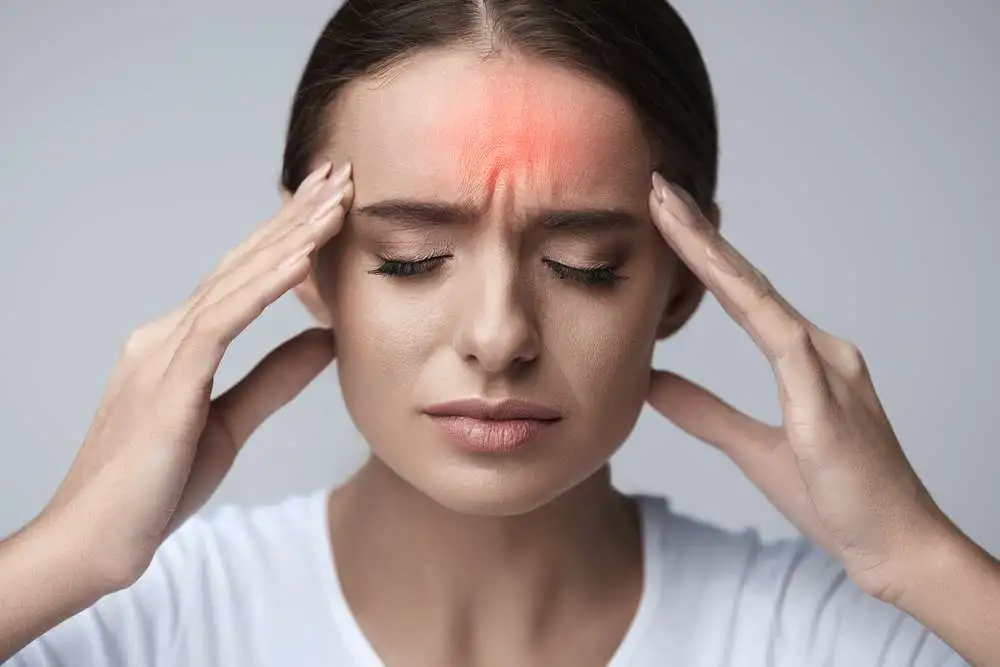 Photophobia and sensations of dryness in migraine patients occur independent of baseline tear volume and improve following Botulinum Toxin A injections