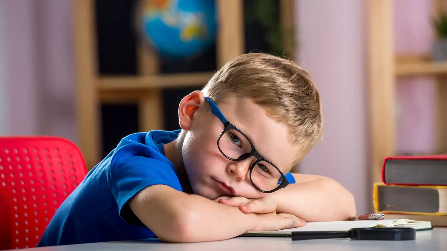 Экзамены, видеоигры, конфликты: психологические причины крапивницы у детей